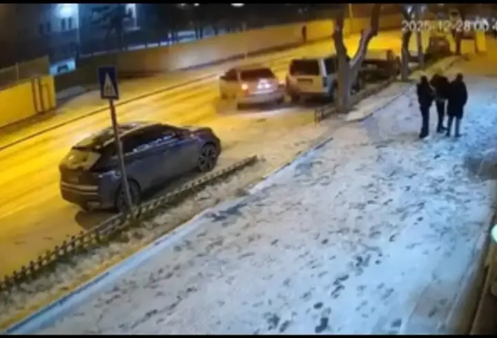 Buzlanan yolda otomobilin park halindeki 2 araca çarptığı kaza kamerada