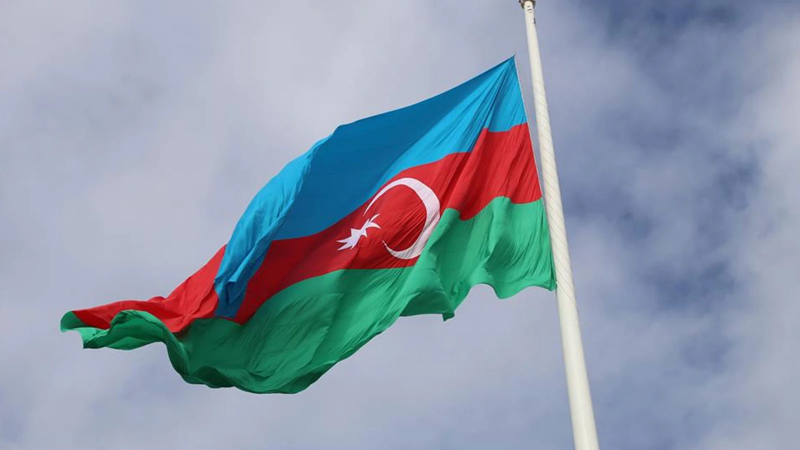 Azerbaycan, Ermenistan ve Fransa'da bayrağının yakılmasını kınadı