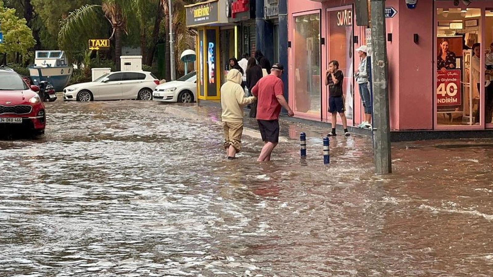 Fethiye'de sağanak yağış vatandaşlara zor anlar yaşattı
