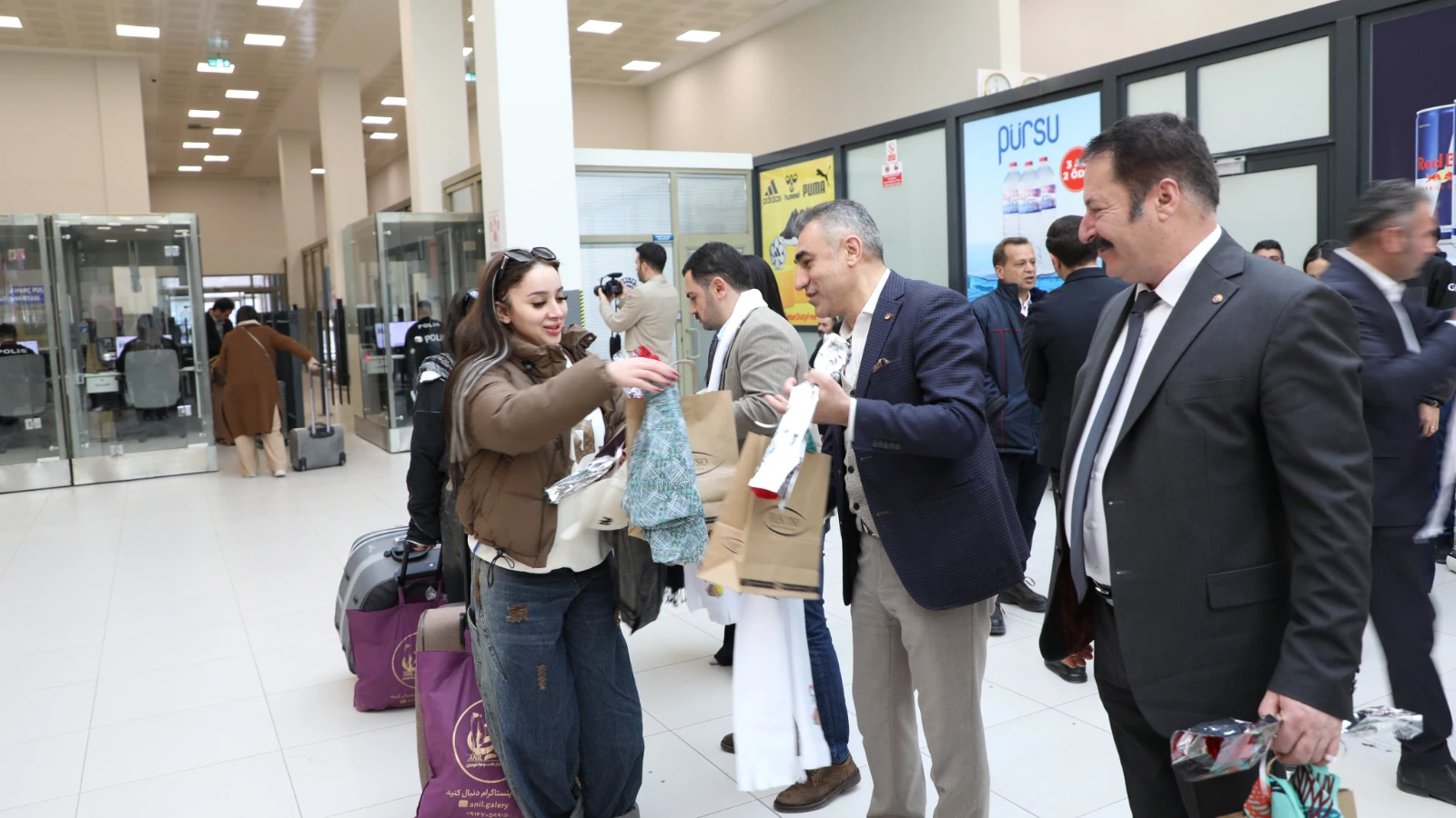 İranlı turistler gümrük kapısında çiçeklerle karşılandı