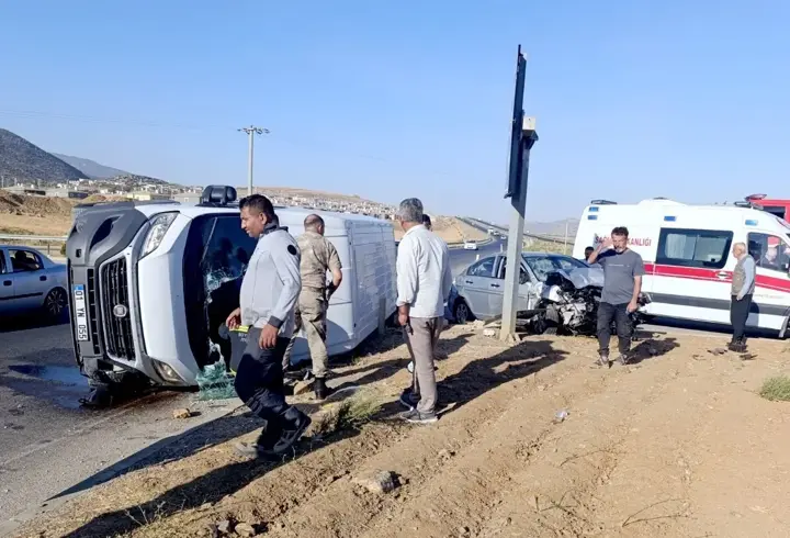 Gaziantep’te otomobil ile minibüs çarpıştı: 6 yaralı