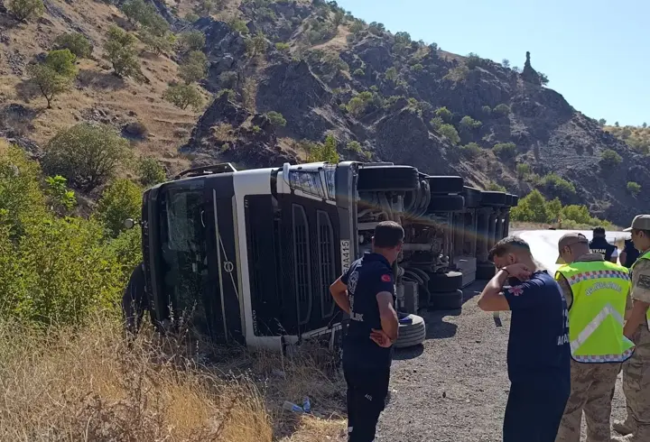 Siirt’te devrilen TIR’ın şoförü kazayı yara almadan atlattı