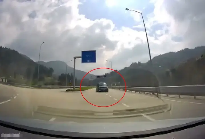 Minibüsüyle ters yönde ilerleyip trafiği tehlikeye attığı anlar kamerada