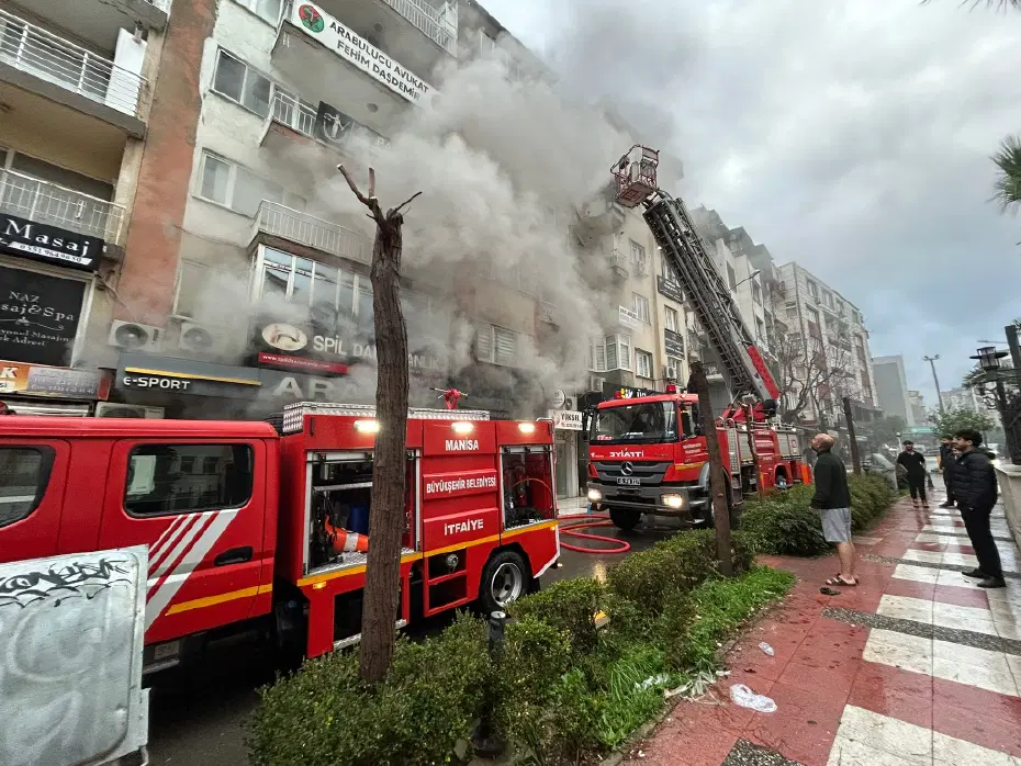 Manisa'da yangın paniği: Beş kişi hastaneye kaldırıldı