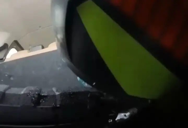 Motosiklet sürücüsü, kazada hafif ticari aracın camından içeri girdi