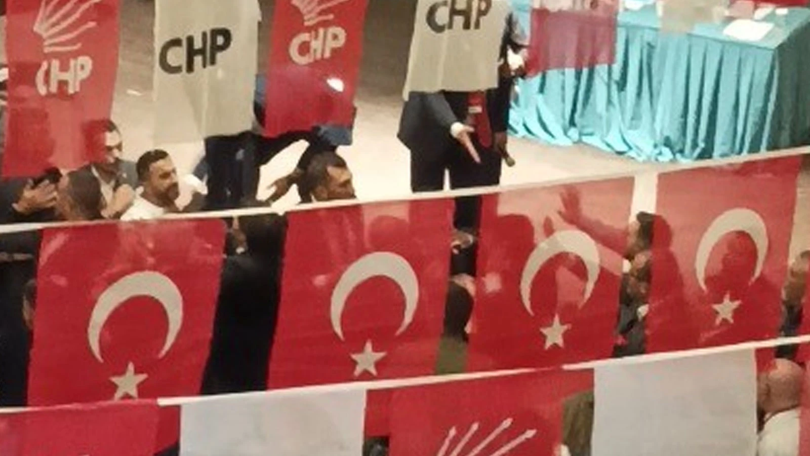 CHP Kahramanmaraş İl Kongresi'nde gergin anlar: İki grup arasında kavga çıktı