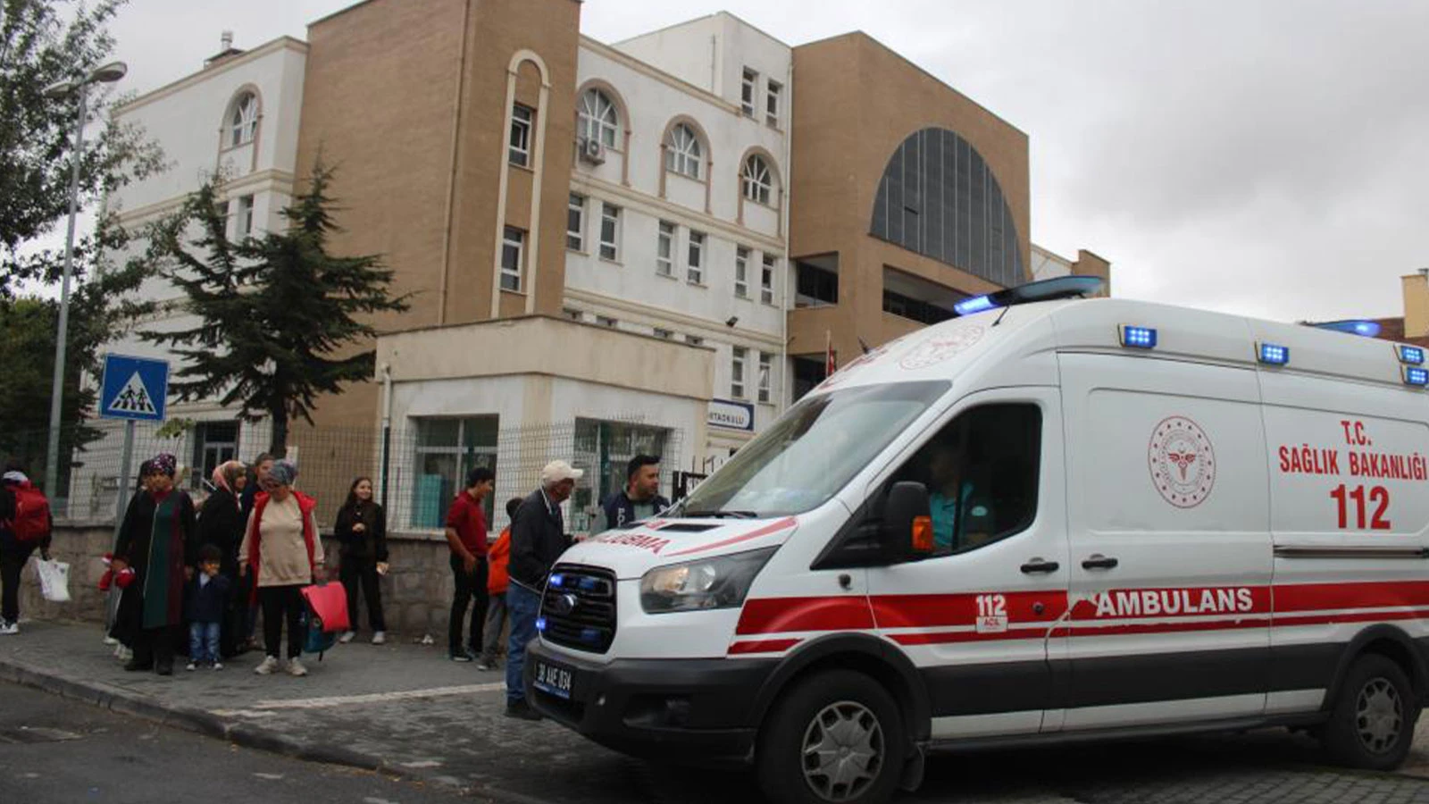 Yangın ziline basınca okulda izdiham çıktı: 15 öğrenci yaralı
