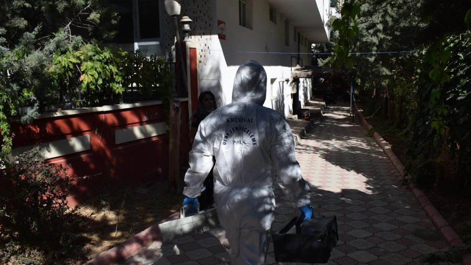 Her yerde aranıyordu, apartmanın çatı katında ölü bulundu