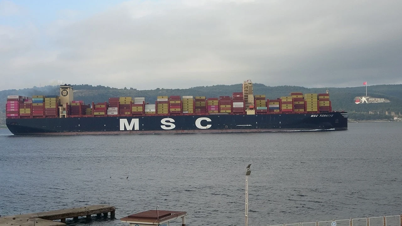 'MSC Türkiye' Çanakkale Boğazı'ndan geçti