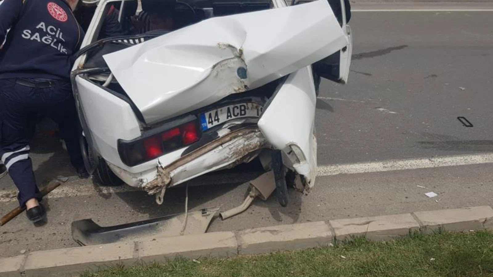 Çekici ile çarpışan otomobil kağıt gibi ezildi: 8 yaralı