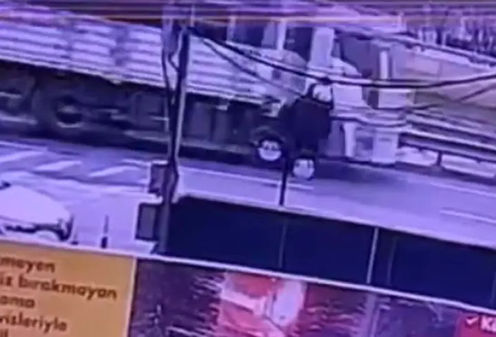 Kamyonun çarptığı yaya öldü; kaza kamerada