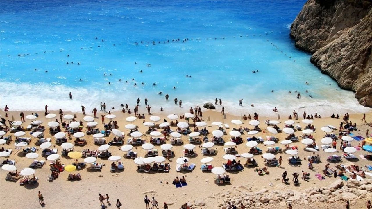 Ukraynalı turistler Antalya'ya akın etti: 2025'te çift haneli büyüdü