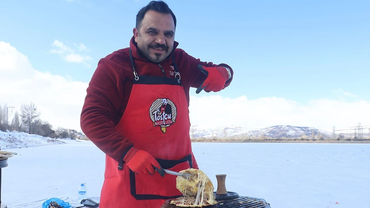 Meşhur tostçu, soğuk havada şov yapmak isterken kendini yaktı
