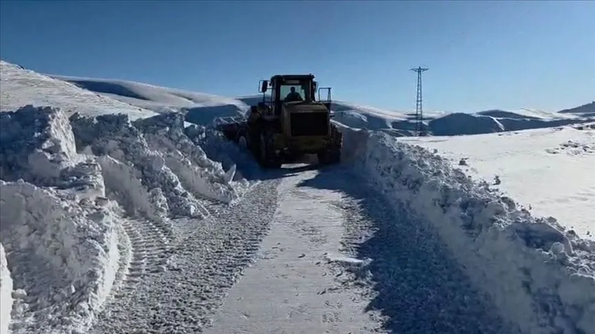 Erzurum'da ekipler kar nedeniyle yolu kapanan hasta için seferber oldu