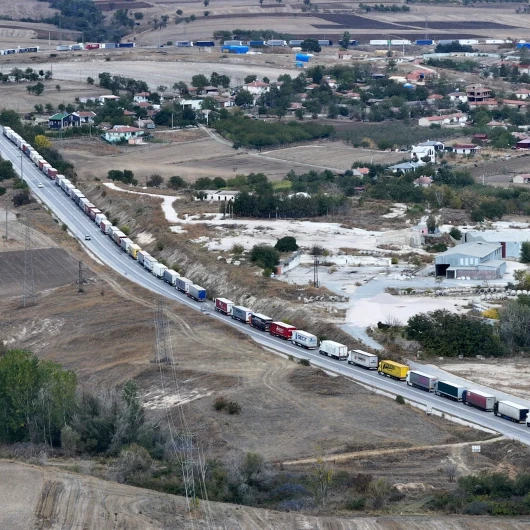Sınırda Üç Günlük Bekleyiş: Hamzabeyli’de Tır Kuyruğu Rekor Seviyeye Ulaştı