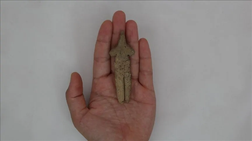 İzmir'deki Ulucak Höyüğü kazılarında 8 bin yıllık kil figür bulundu