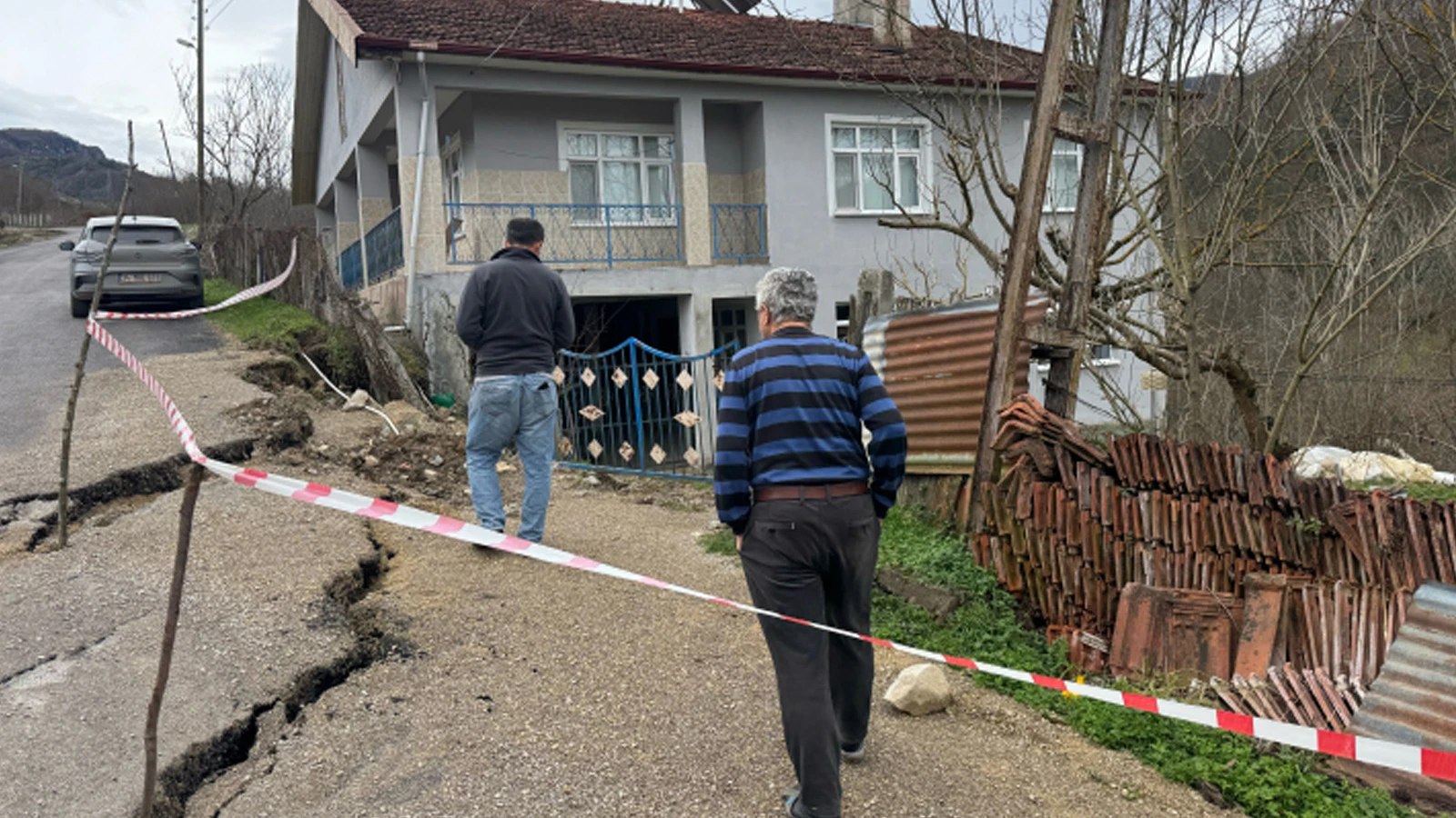 Bartın'da heyelan: 3 evde çatlaklar oluştu