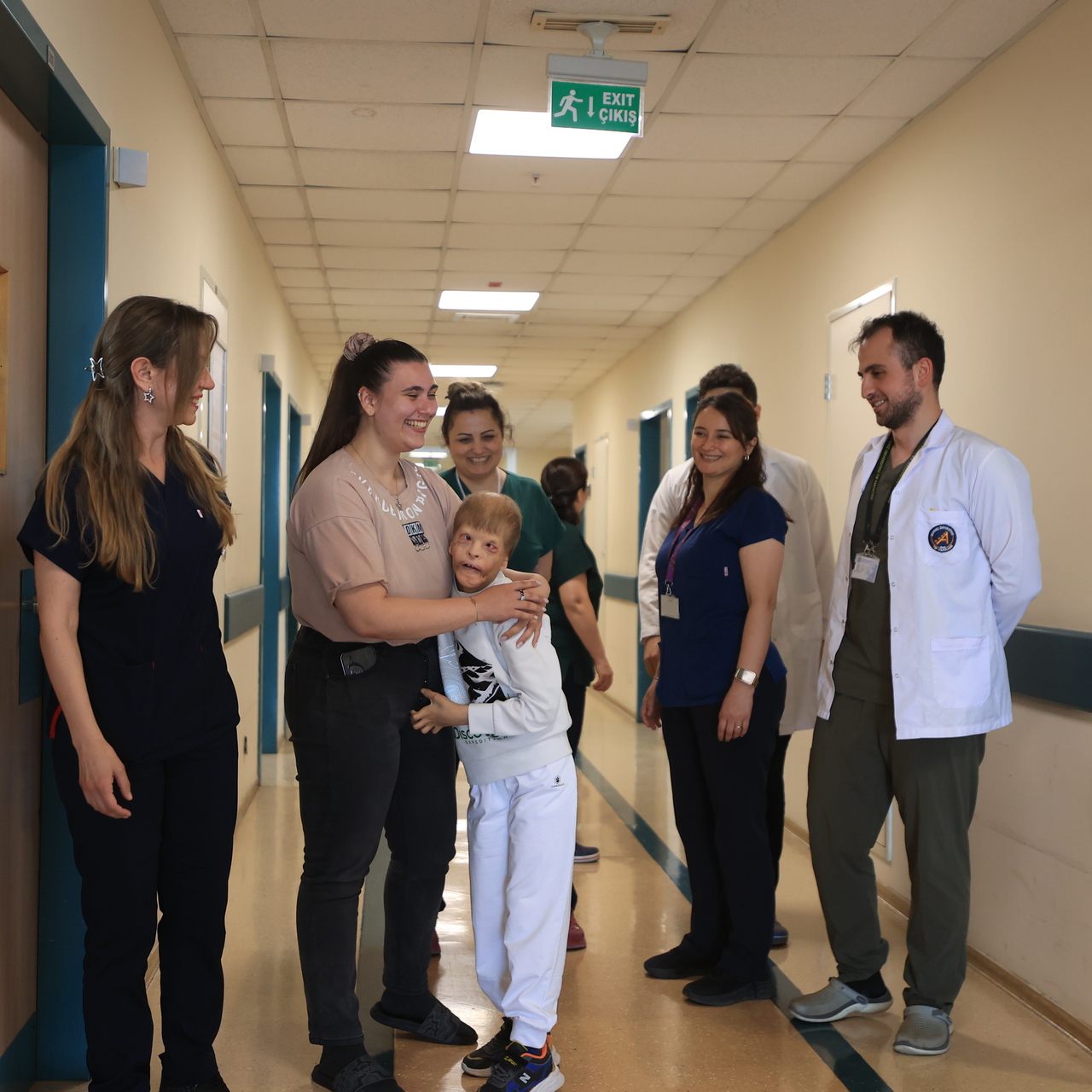 Savaş mağduru Ukraynalı çocuğa Türkiye'de dokularından kulak yapılacak