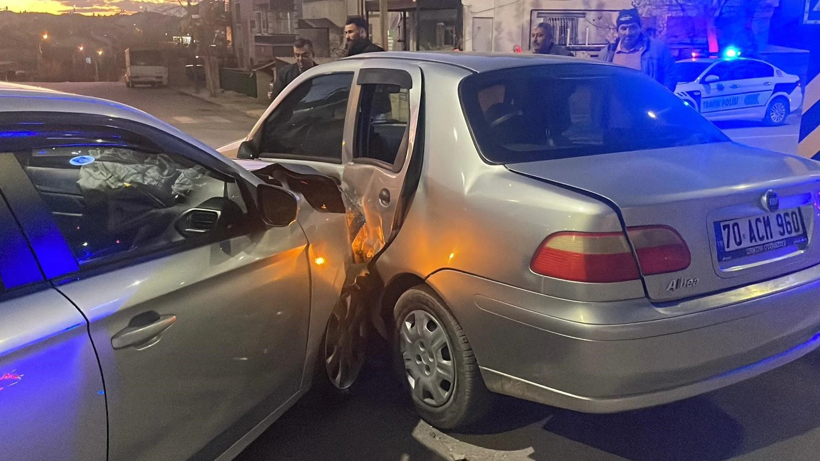 Karaman'da iki otomobil çarpıştı! Çok sayıda yaralı var