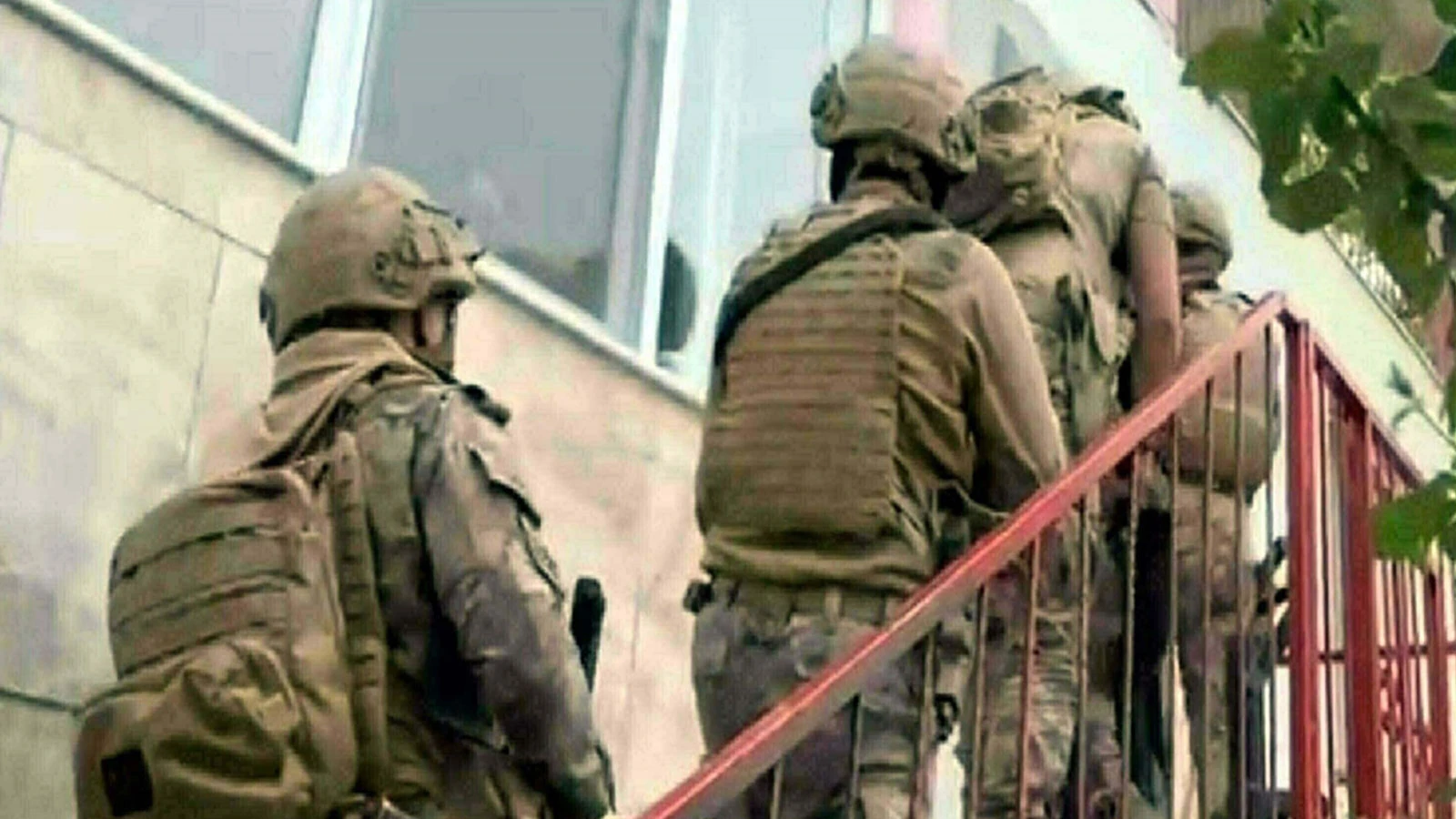 İzmir'de terör operasyonu: FETÖ şüphelisi 10 kişi yakalandı