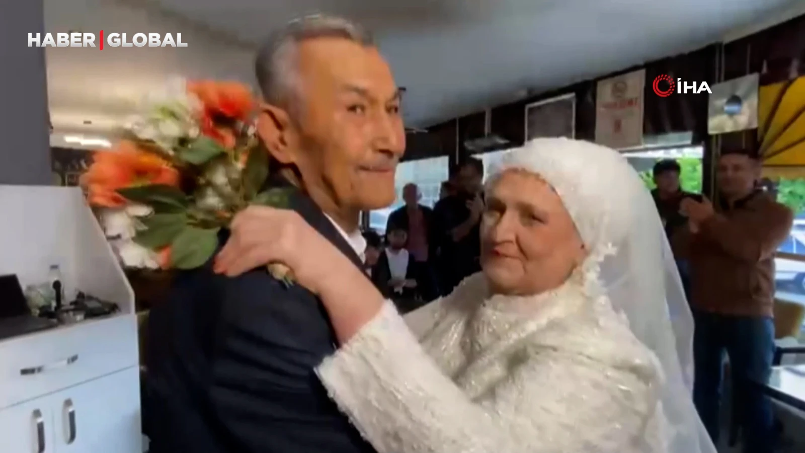 Eşine 45 yıl sonra gelinlik giydirdi, gözyaşlarını tutamadı