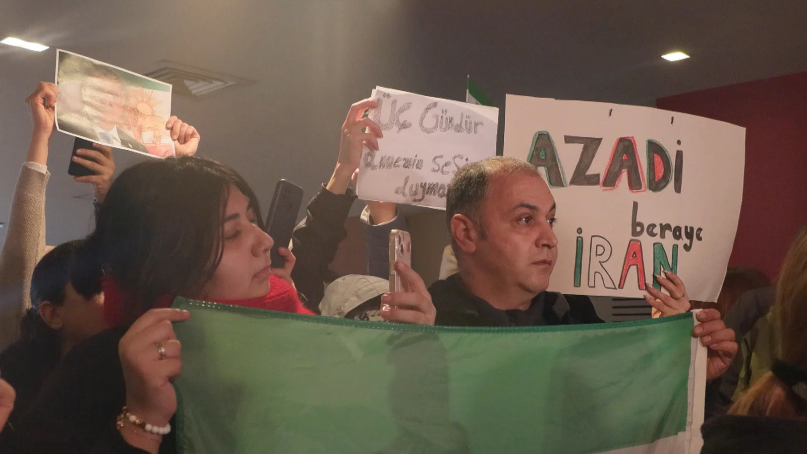 İstanbul'daki İranlılardan protestolara destek açıklaması