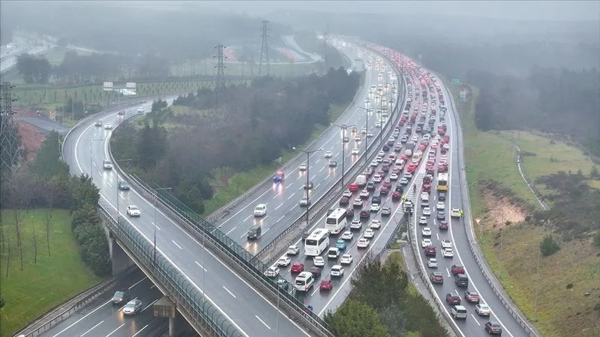 İstanbul'da ve Ankara'da bayram dönüşü trafik yoğunluğu oluştu