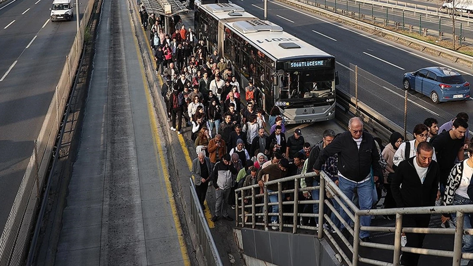 İstanbul'da metrobüs arızası; seferler durma noktasına geldi