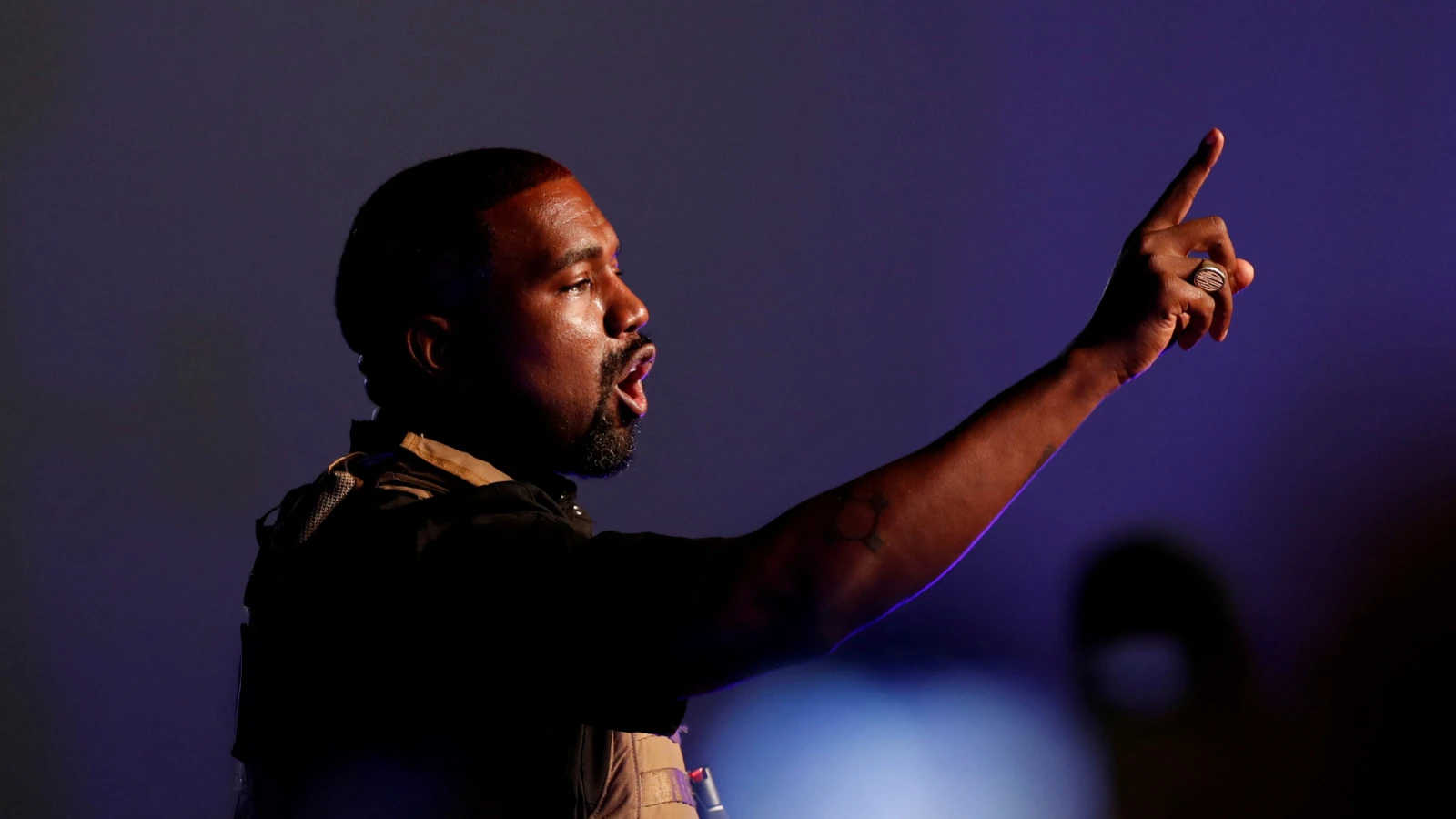 Ülkeye girişi yasaklanması düşünülen Kanye West Fransa konserini erteledi