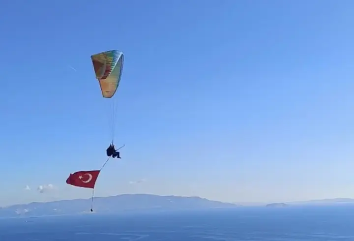 Cumhuriyet Bayramı'nı Türk bayraklı uçuşla kutladı