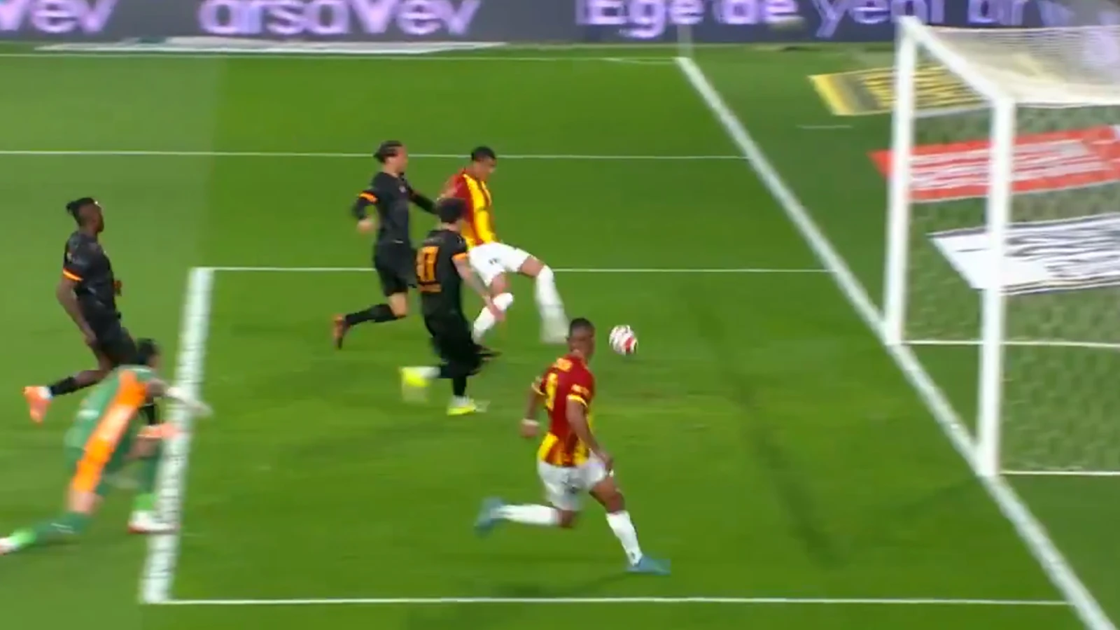 Göztepe - Galatasaray maçında herkesin konuştuğu pozisyon