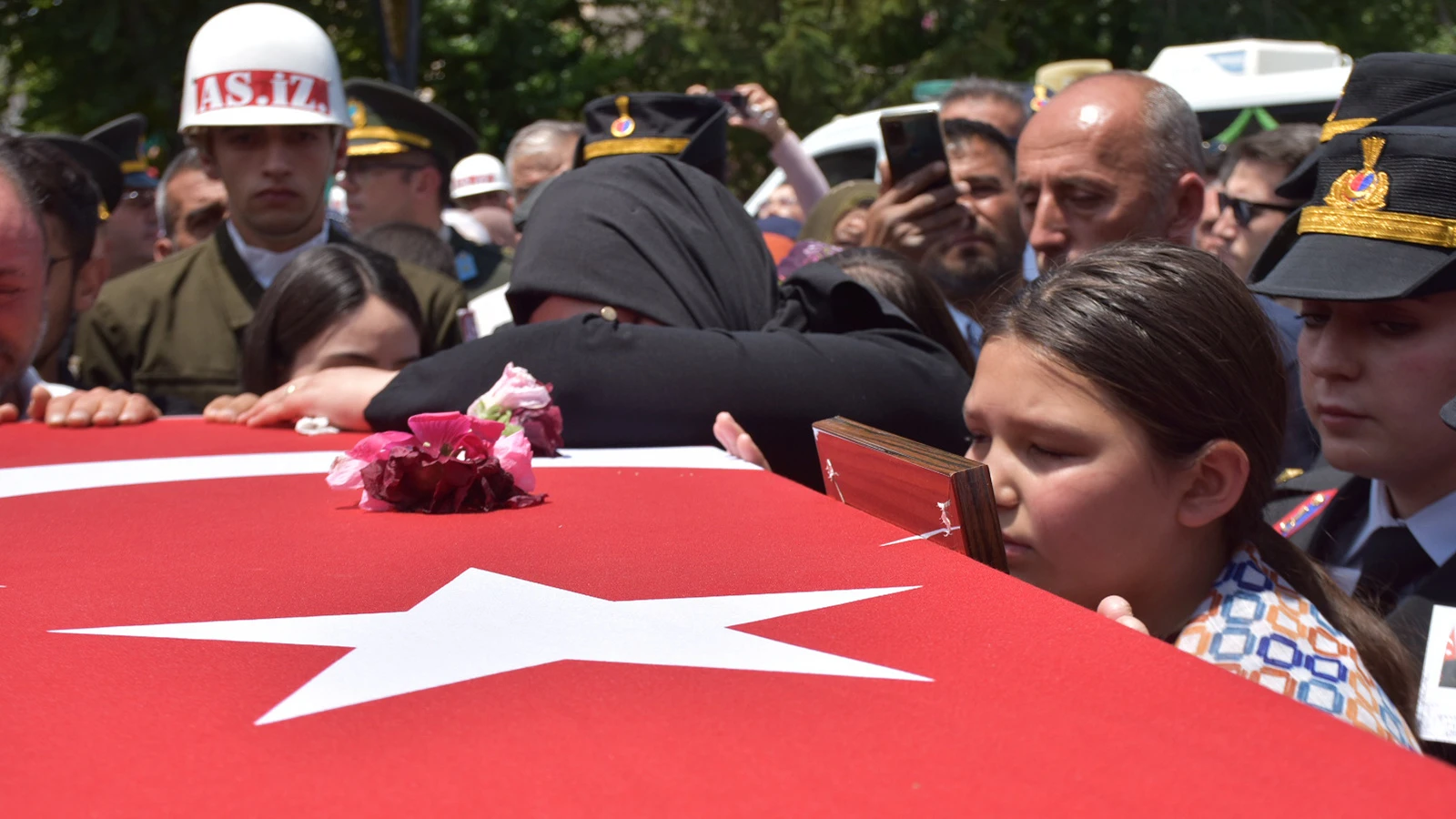 Şehitlere veda! ‘Sana topladım’ deyip babasının tabutuna çiçek bıraktı