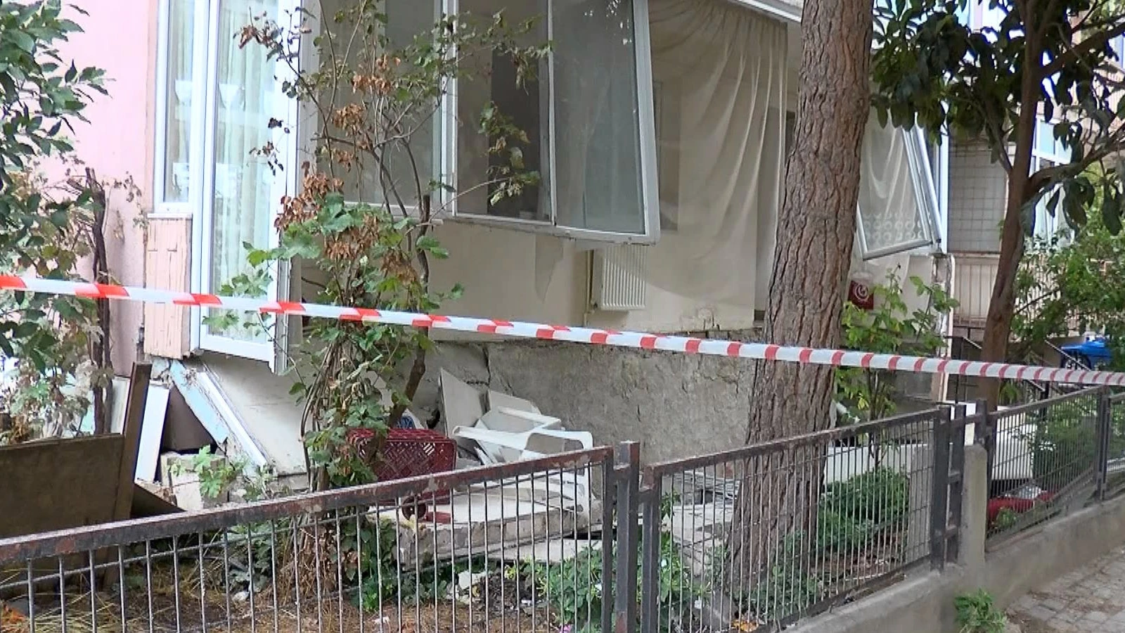 İstanbul'da kentsel dönüşüm sürecindeki binada balkon çöktü: Bir vatandaş yaralandı