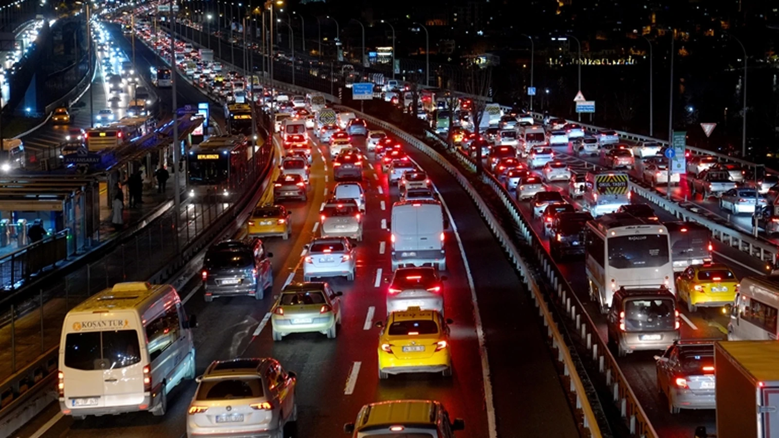 İstanbul’da trafik kilitlendi! Araç kuyrukları oluştu