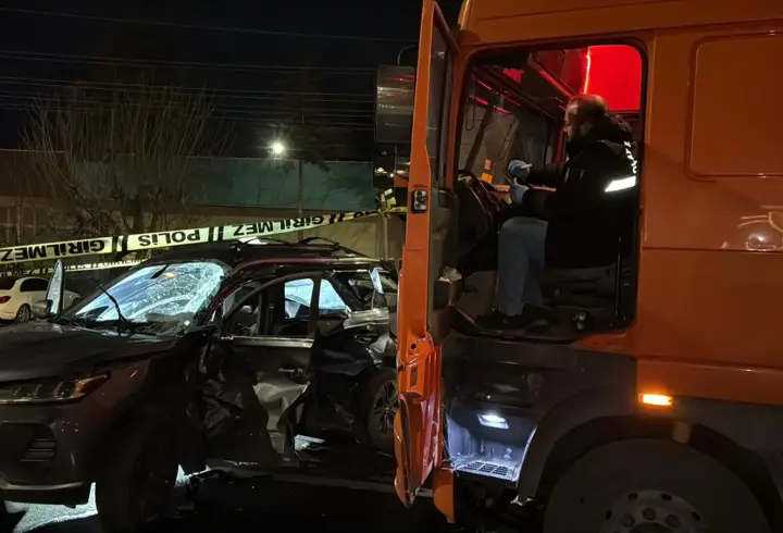 Işık ihlali yapan TIR, otomobile çarptı; 1 ölü, 5 yaralı