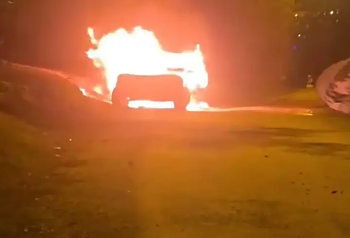 Adana'da park halindeki otomobilde patlama sonrası yangın; 1 ölü