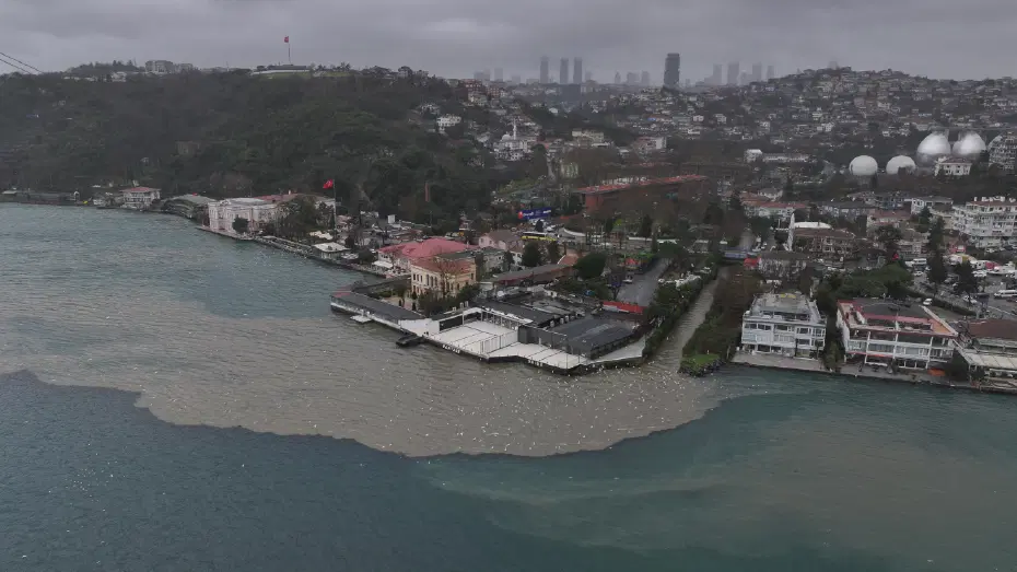 İstanbul'da kuvvetli yağış sonrası Boğaz'a çamur aktı