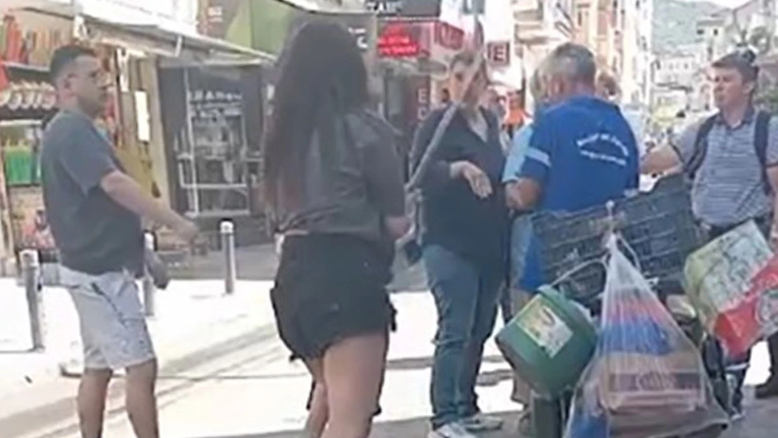 İzmir'de belediye işçisini darbeden 2 genç kız tutuklandı