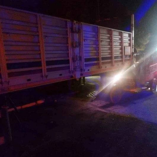 Üç Tekerlekli Motosiklet Park Halindeki Yarı Römorka Çarptı: Bir Kişi Yaralandı