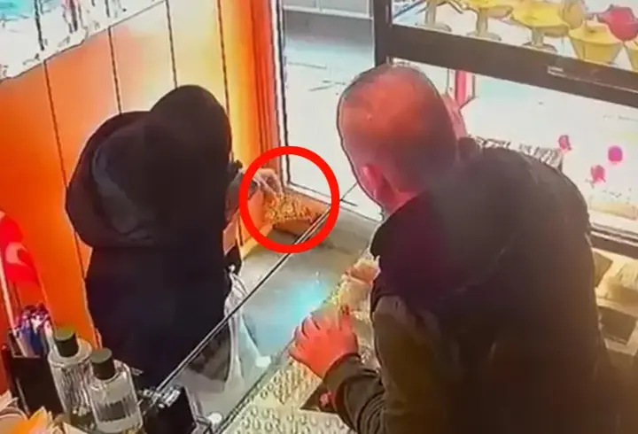Sevgilisinin alamadığı altın tacı böyle çaldı | Video Haber