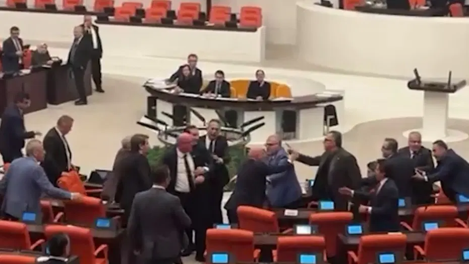 Meclis'te tansiyon yükseldi. AK Parti ve CHP milletvekilleri arasında gerginlik