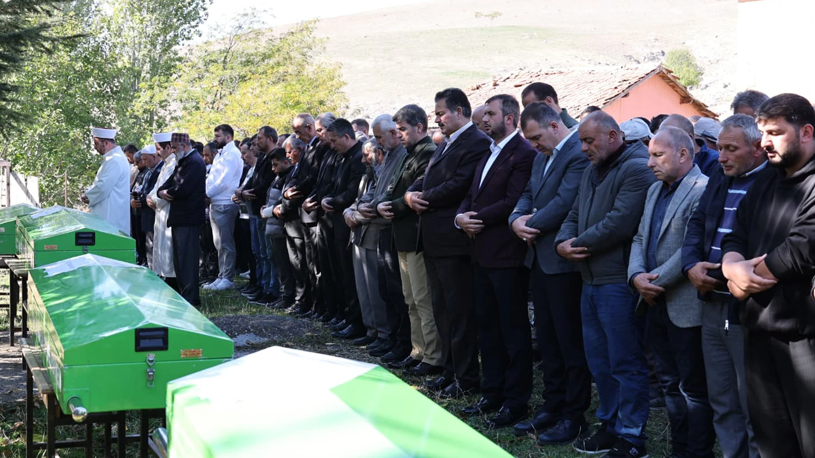 Amasya'da 4 tabut yan yana defnedildi, 3'ü kardeş!