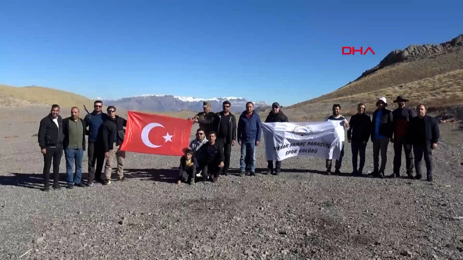 Cudi Dağı'nda yamaç paraşütü: Pilotlar Türk bayrağı açtı