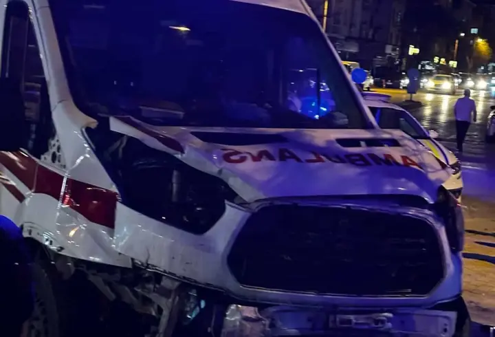 Ankara’da ambulans ile hafif ticari araç kafa kafaya çarpıştı; 4 yaralı