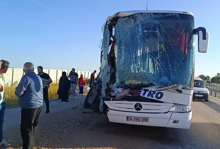 Afyonkarahisar'da yolcu otobüsü TIR'a çarptı: 9 yaralı