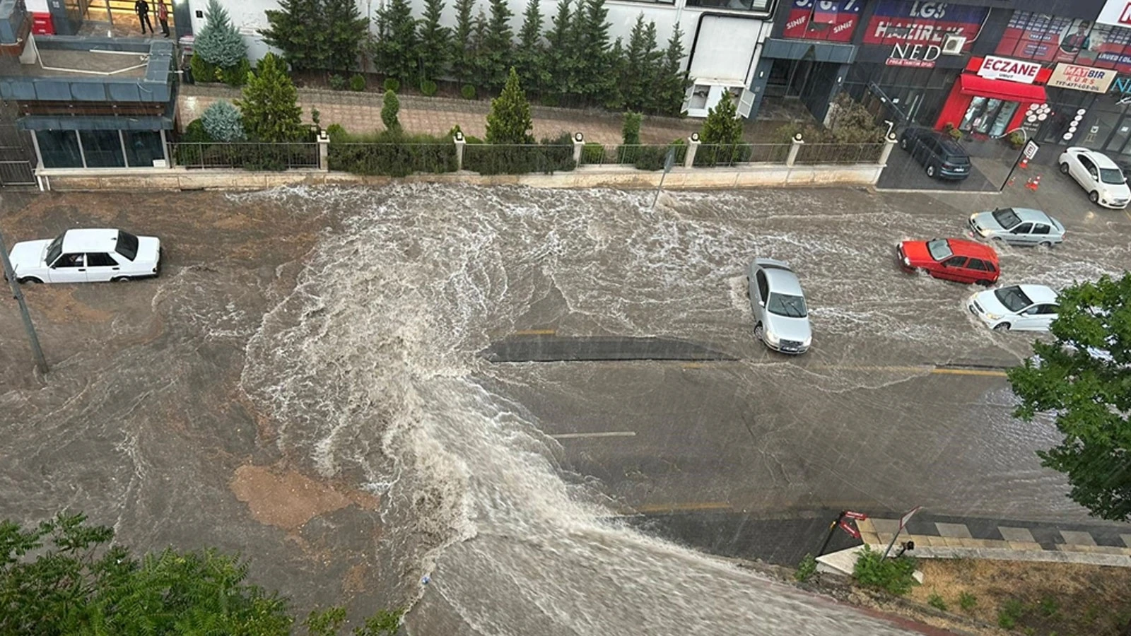 Ankara'da sağanak hayatı olumsuz etkiledi! Vali Şahin'den açıklama geldi