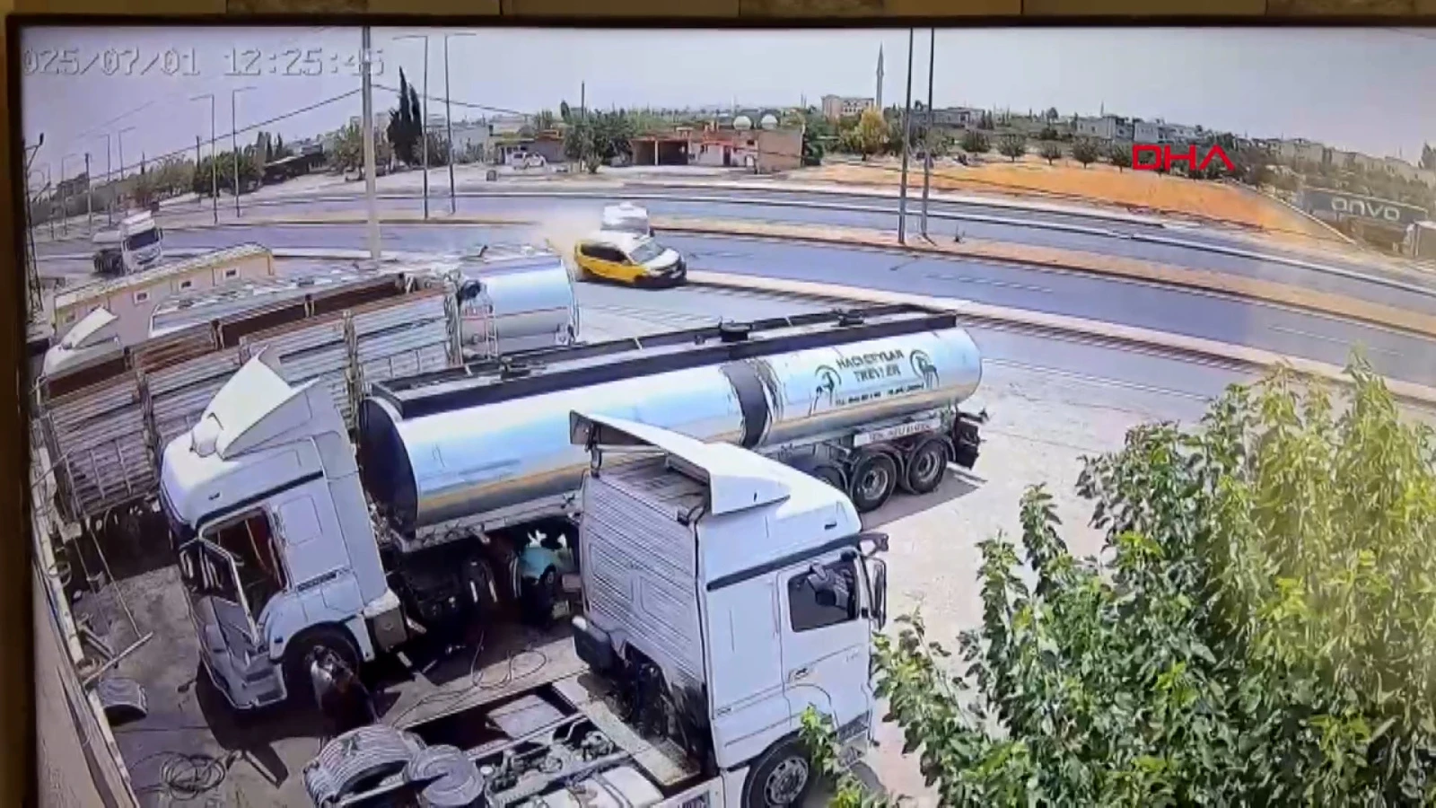 Şırnak’ta minibüsün taksiyle çarpıştığı kaza kamerada: 2 yaralı
