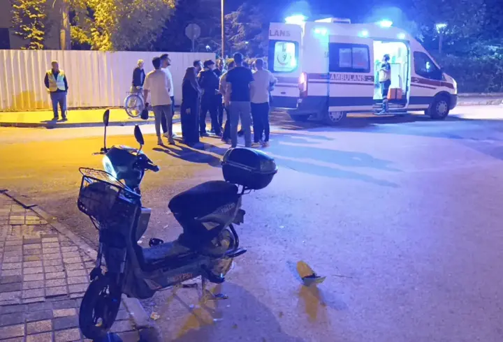 Bursa'da otomobille çarpışan elektrikli bisikletin sürücüsü ağır yaralandı