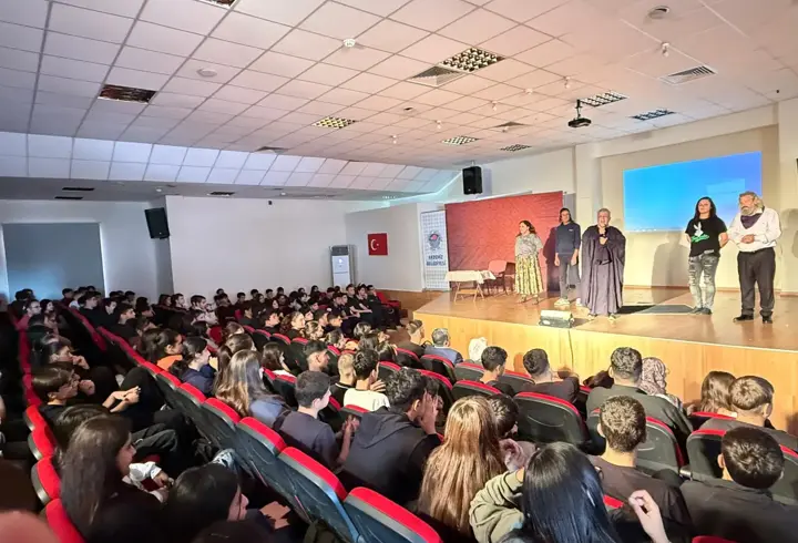 Akdenizli öğrencilerden ‘madde bağımlılığı’ konulu tiyatroya ilgi