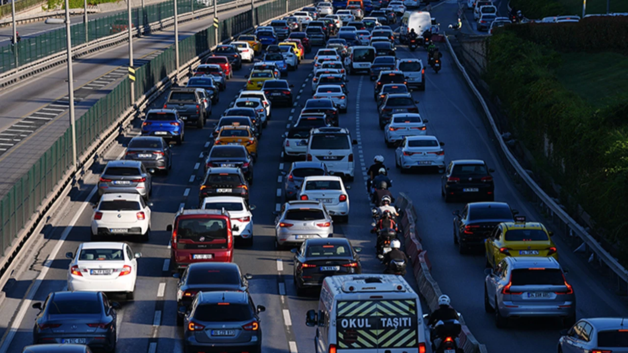 TEM Otoyolu’nda TIR devrildi, İstanbul yönü kilitlendi